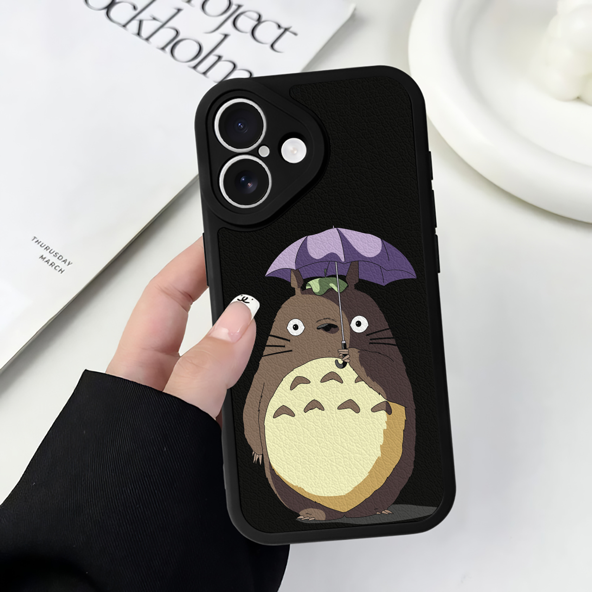 （画像用） となりのトトロ 草壁メイ 草壁サツキ My Neighbor Totoro Satsuki Kusakabe Mei Kusakabe 【iPhone 16シリーズ対応】シリコンスマホケース（レザー調） 材質：シリコン